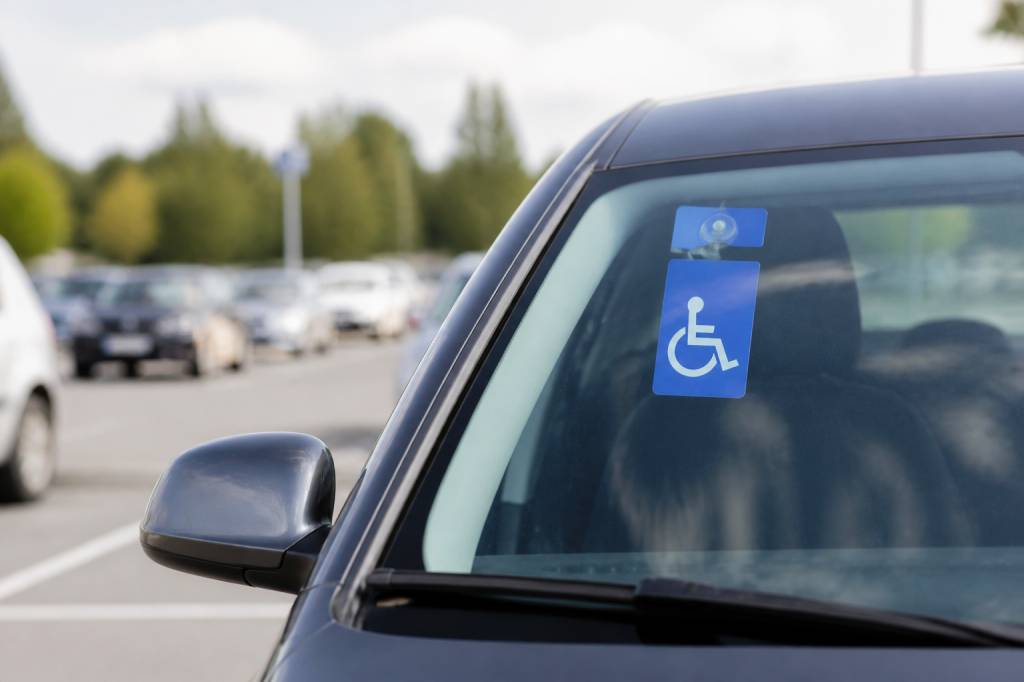 Parkeerkaart gehandicapten : comment l’obtenir et l’utiliser en Belgique